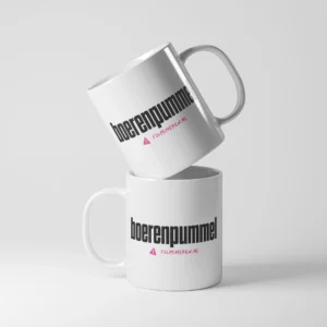 Witte mok met opdruk 'boerenpummel' in zwarte tekst