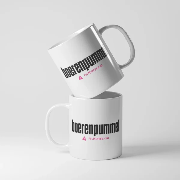 Witte mok met opdruk 'boerenpummel' in zwarte tekst