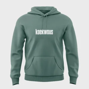 Groene hoodie met opdruk 'koekwous' in witte letters