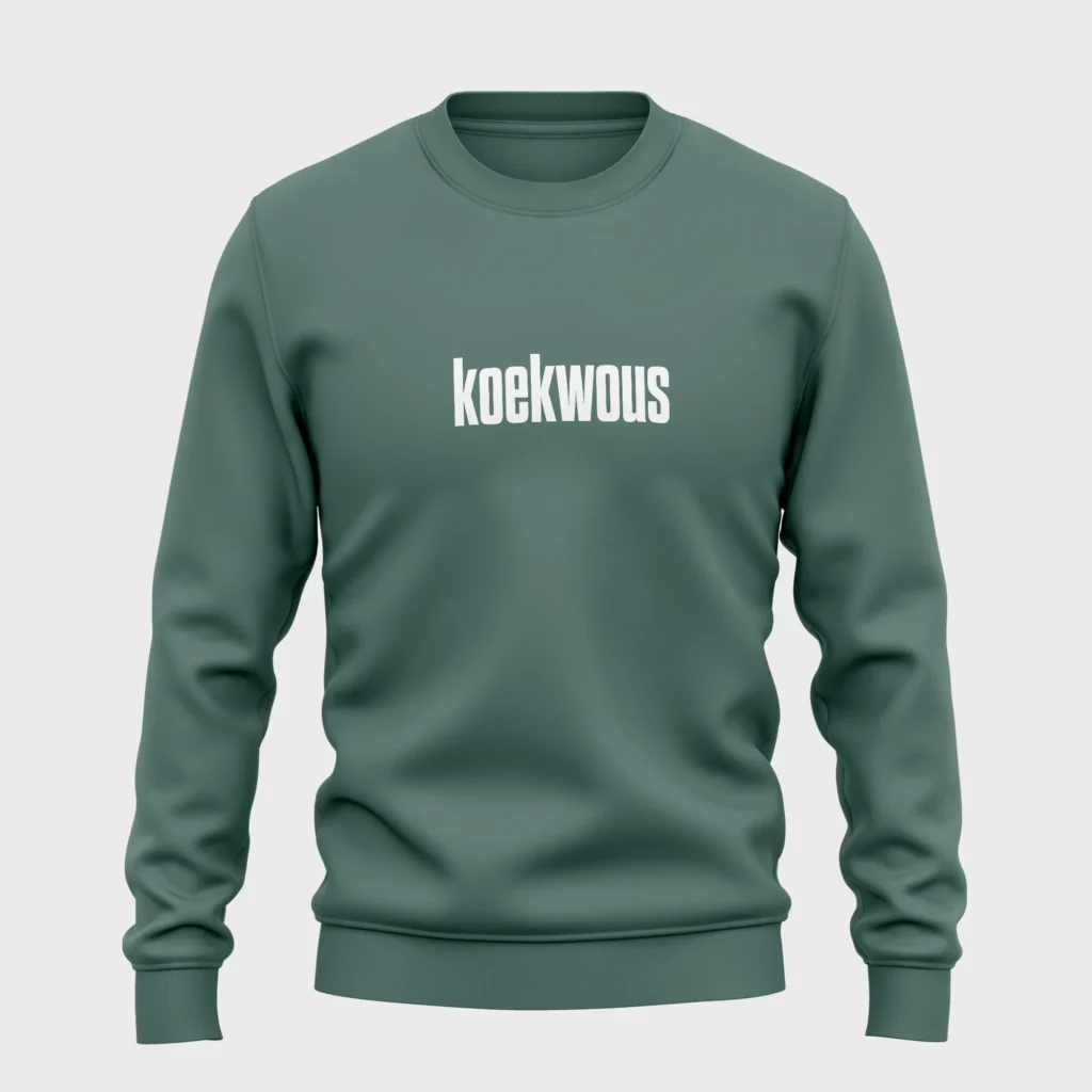 Groene sweater met opdruk 'koekwous' in witte letters