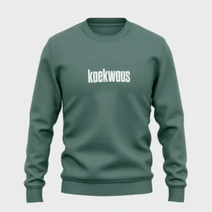 Groene sweater met opdruk 'koekwous' in witte letters