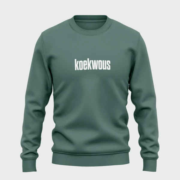 Groene sweater met opdruk 'koekwous' in witte letters