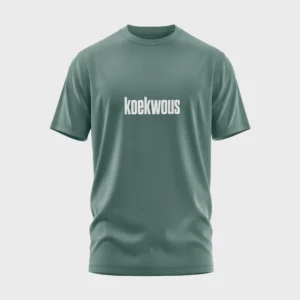 Groen t-shirt met opdruk 'koekwous' in witte letters