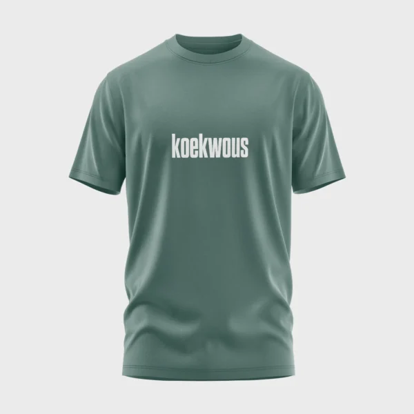 Groen t-shirt met opdruk 'koekwous' in witte letters